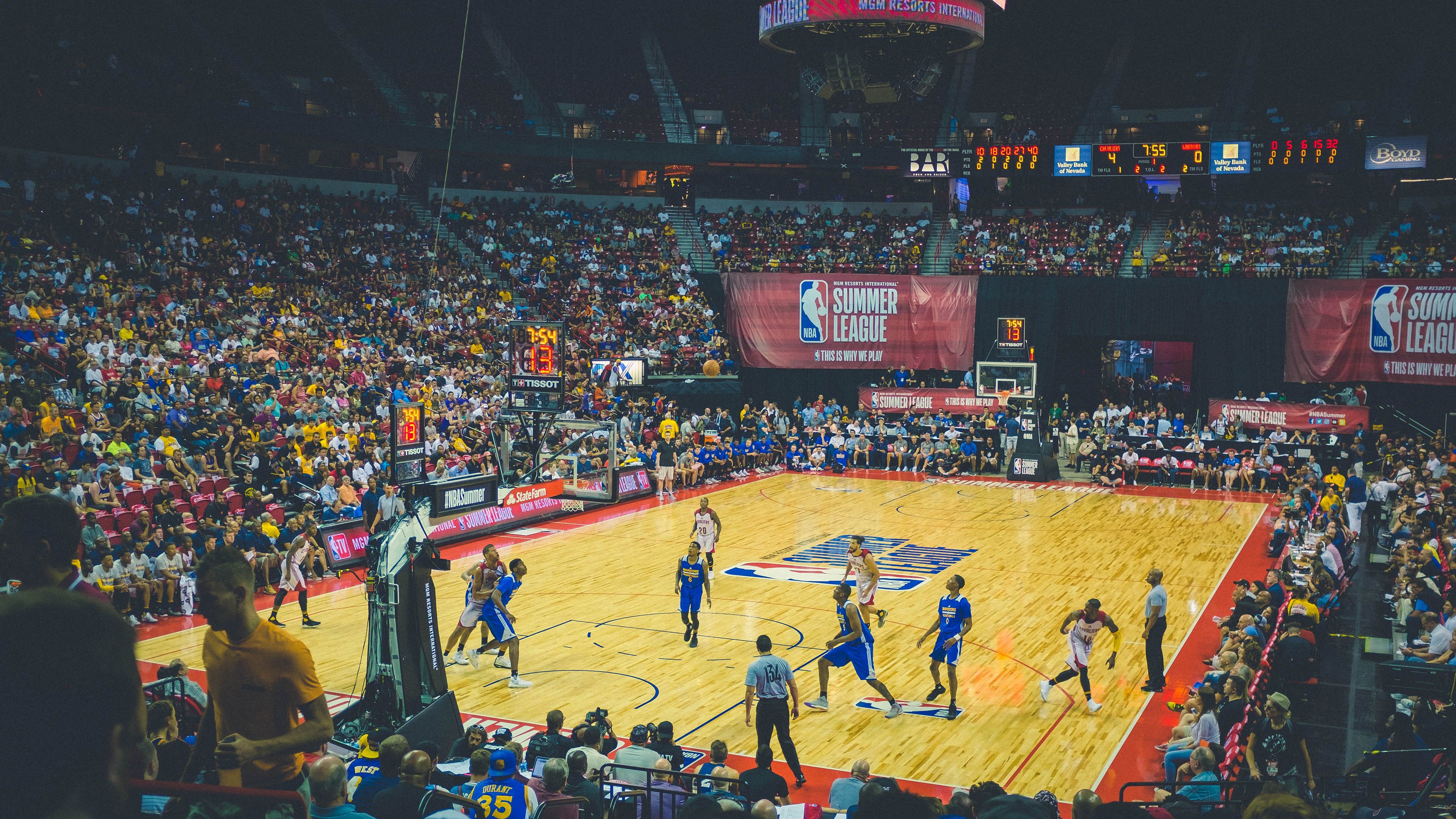 “三叉湖游泳馆:水上救生选手挑战极速反应与高难度救援”