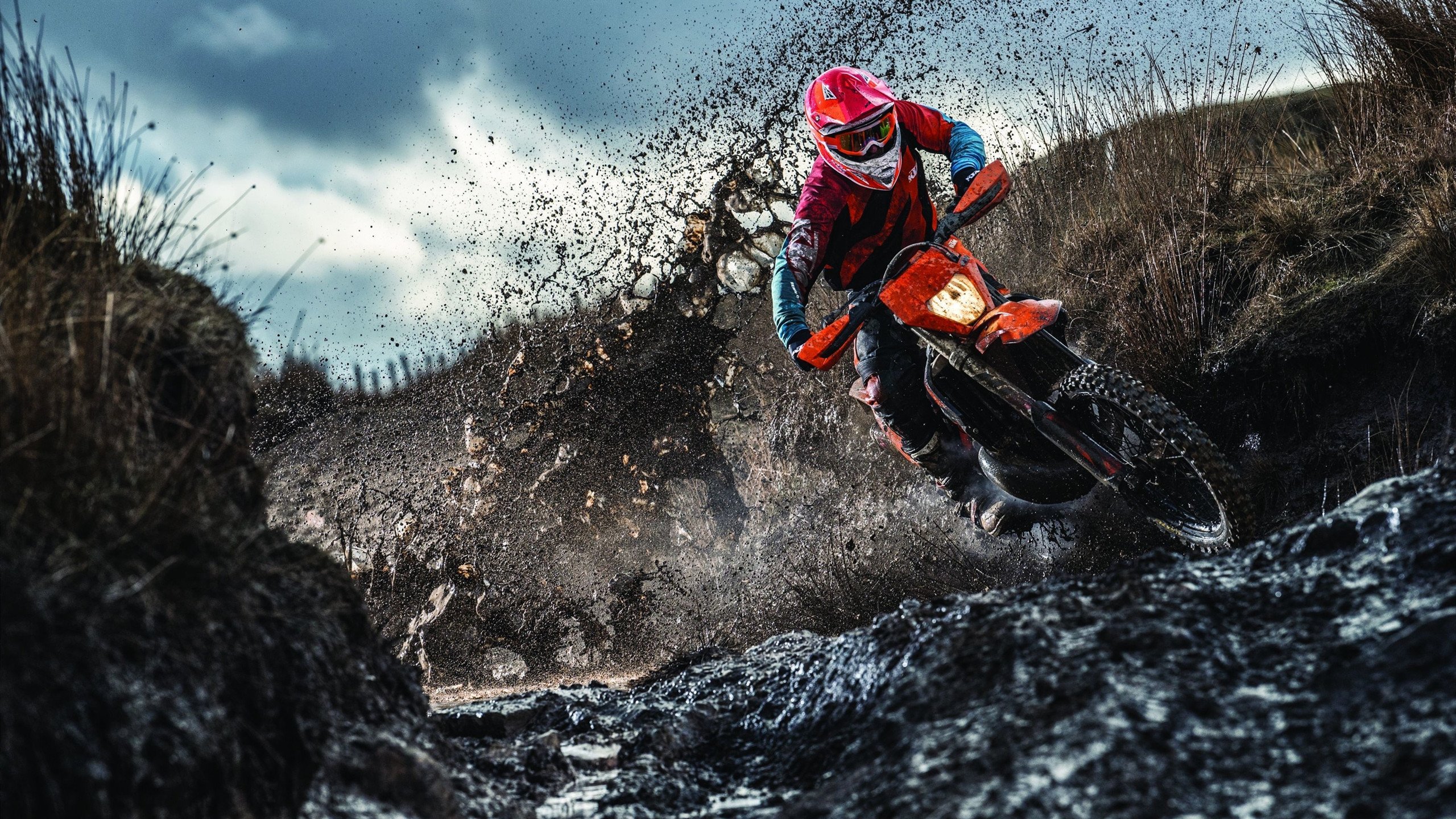 “三叉湖游泳馆:水上救生选手挑战极速反应与高难度救援”